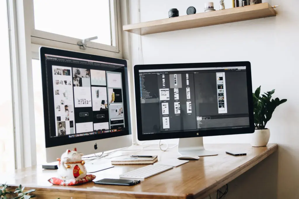 Deux écrans affichant des maquettes de sites web, représentant le processus de création de sites internet par l'agence Digitik, axé sur l'interface utilisateur et la performance commerciale.